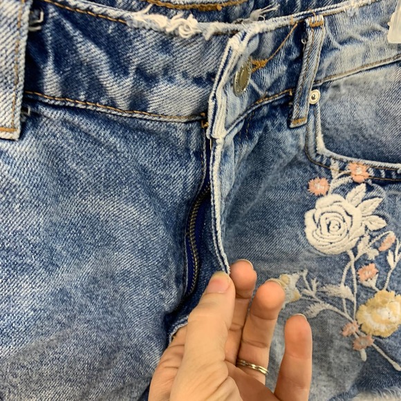 Utica Denim Floral Embroidered High Rise Raw Hem Shorts Size 4 - Picture 3 of 7